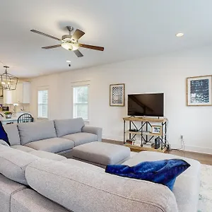 Apartment Stand Tall Unit B, Nashville